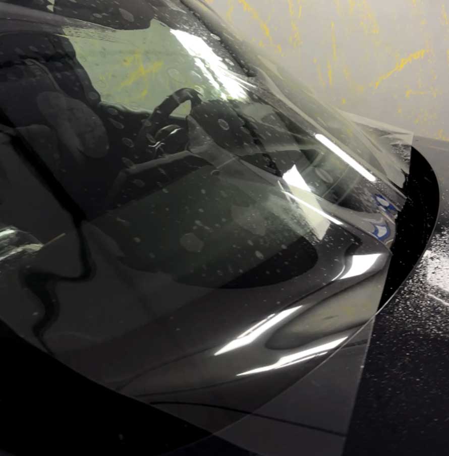 оклеивание лобового стекла автомобиля полиуретановой плёнкой
